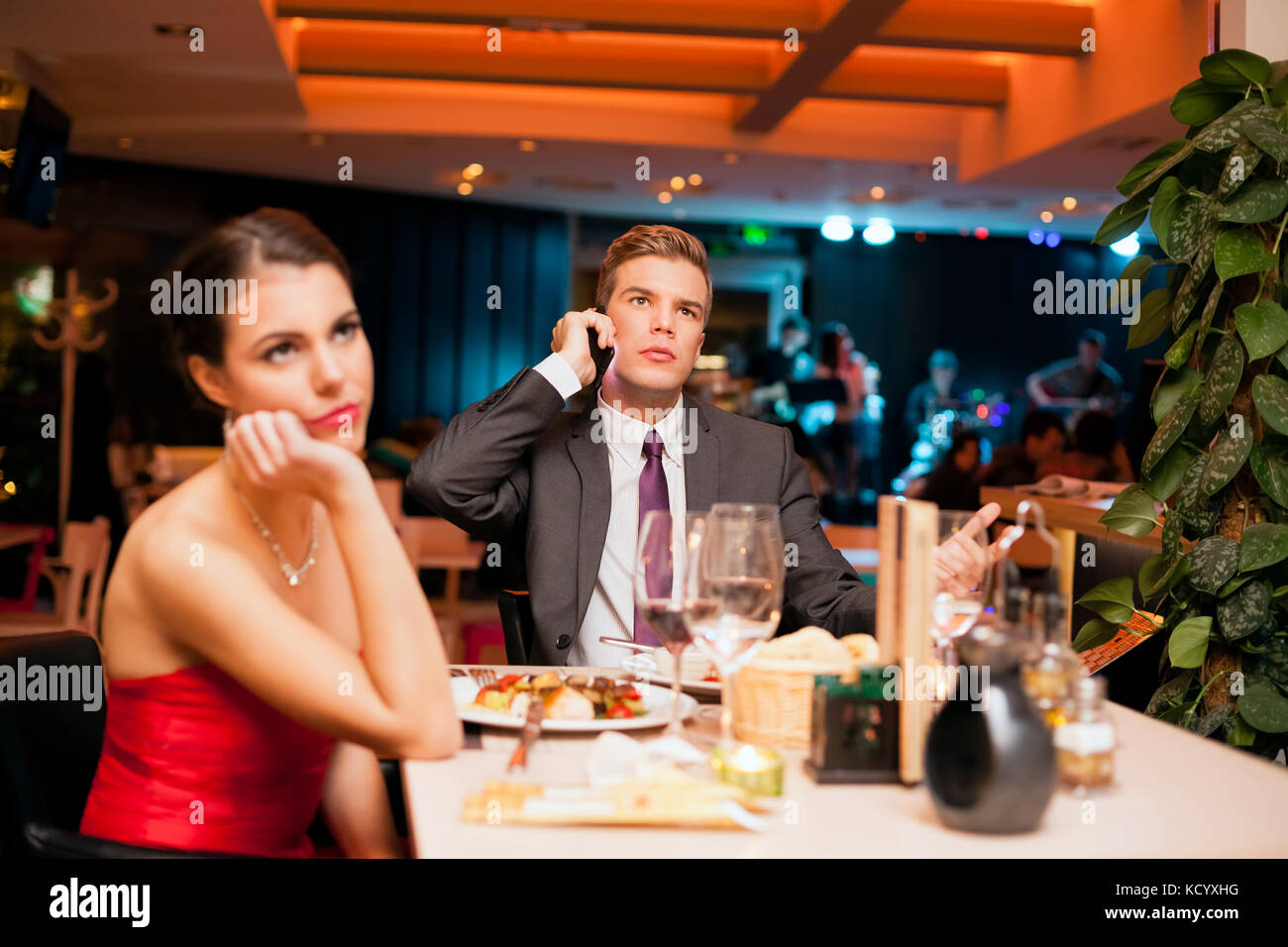 Giovane uomo che fa un noioso gesto di espressione su un cattivo dating Foto Stock