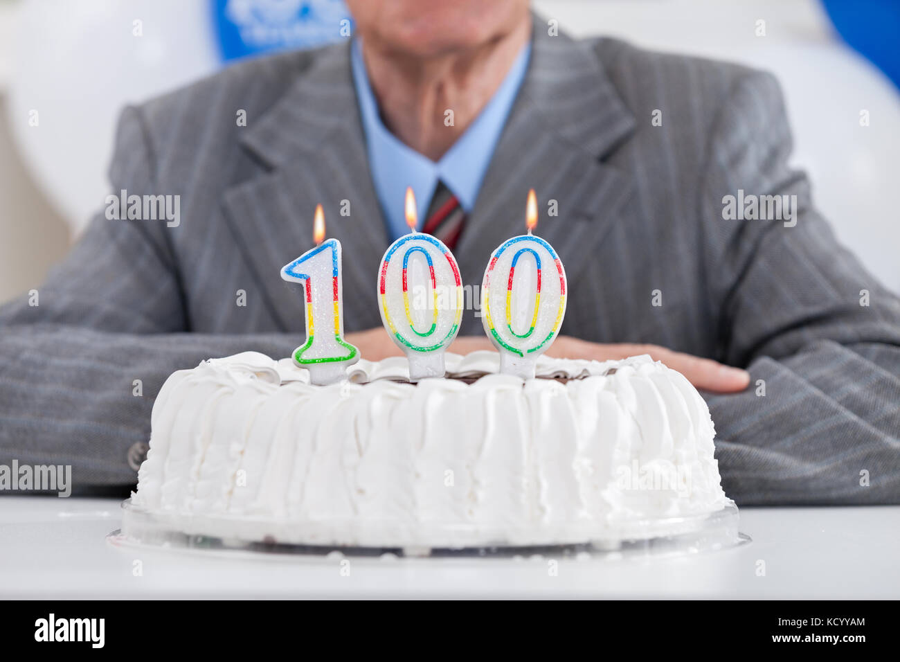 Torta di compleanno con candele accese per un secolo, il centesimo compleanno Foto Stock