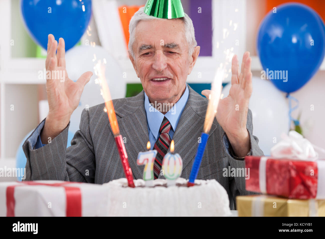 Felice l'uomo senior per celebrare il settantesimo compleanno Foto Stock