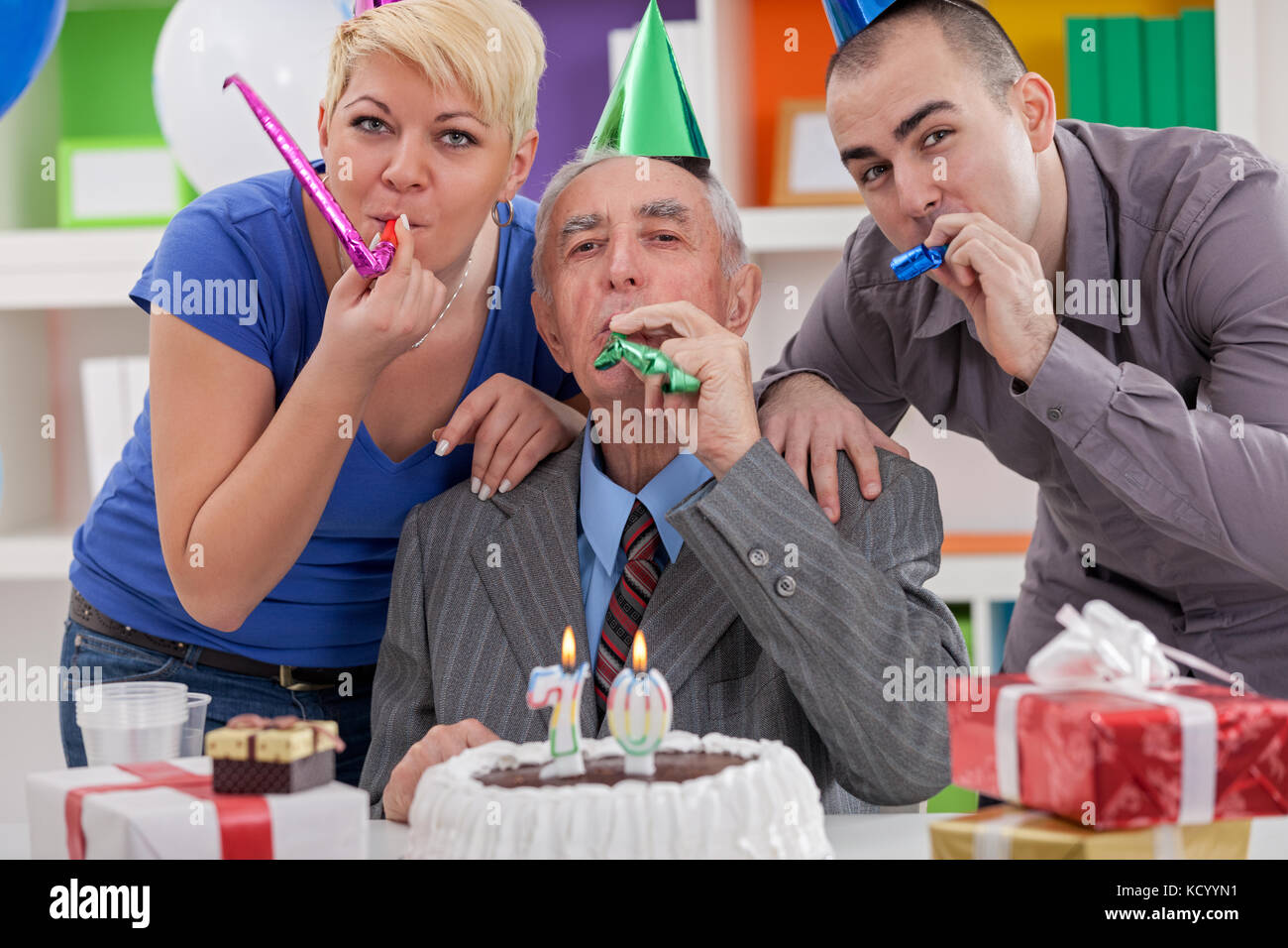 La famiglia felice per celebrare il settantesimo compleanno Foto Stock