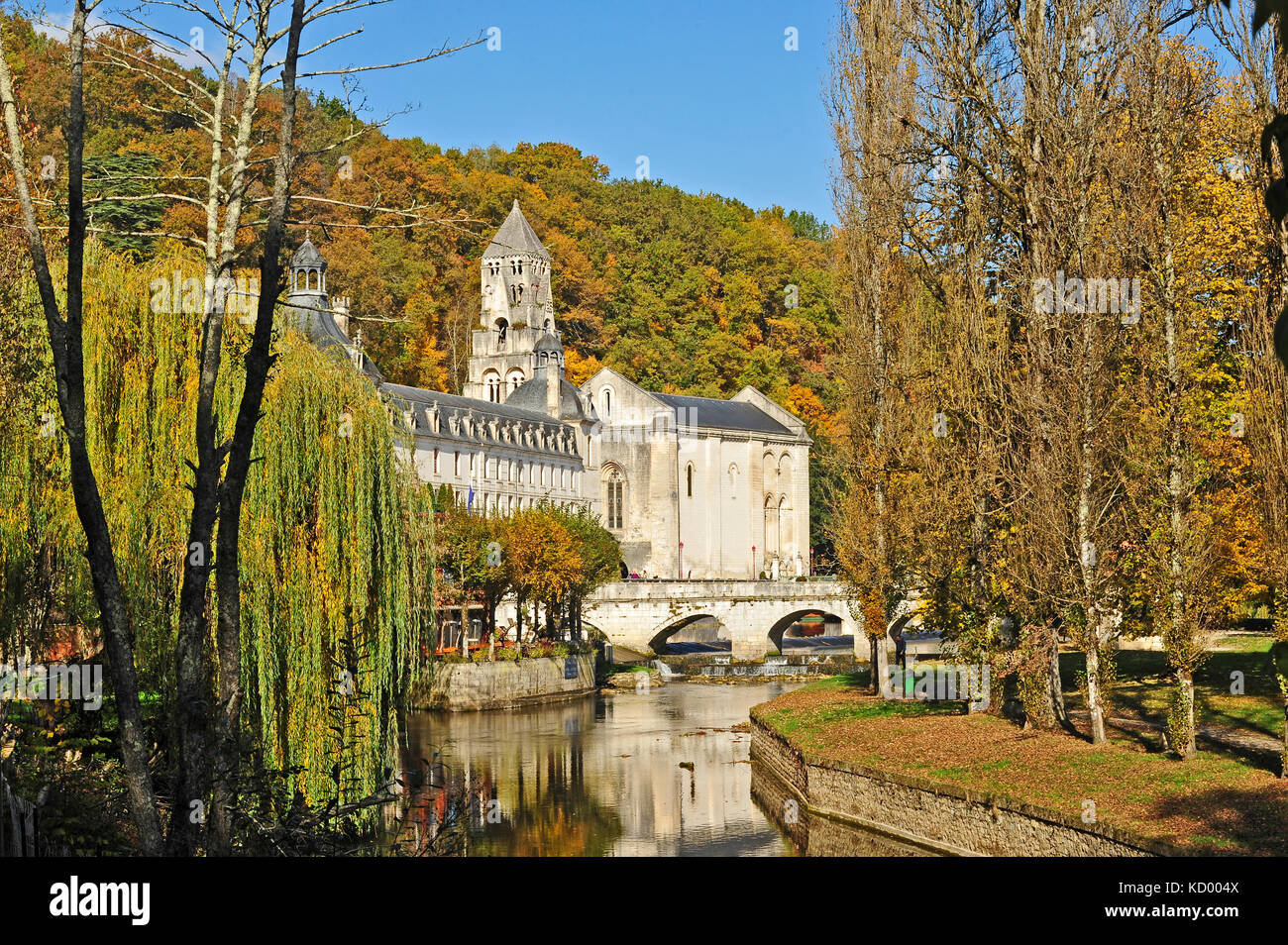 Fiume dronne e abbazia benedettina di brantome, brantome, dipartimento di dordogne, Aquitaine, Francia Foto Stock