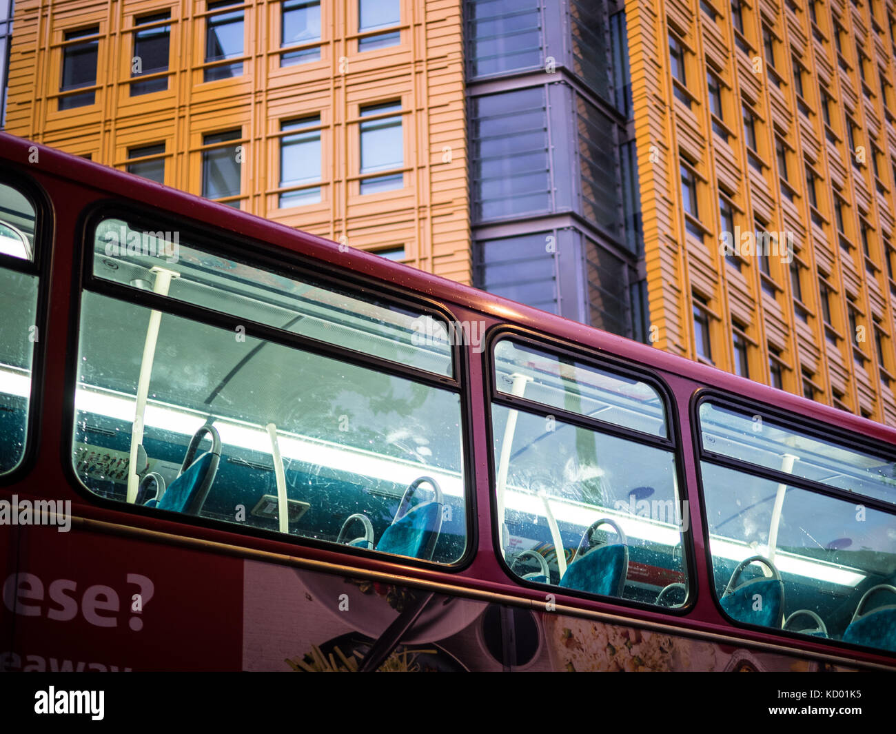 Bus notturno - London bus di fronte colorato il Central St Giles edificio nel centro di Londra UK. Night Shot. Architetto Renzo Piano aperto 2010 Foto Stock Bus notturno - London bus di fronte colorato il Central St Giles edificio nel centro di Londra UK. Night Shot. Architetto Renzo Piano aperto 2010 Foto Stock