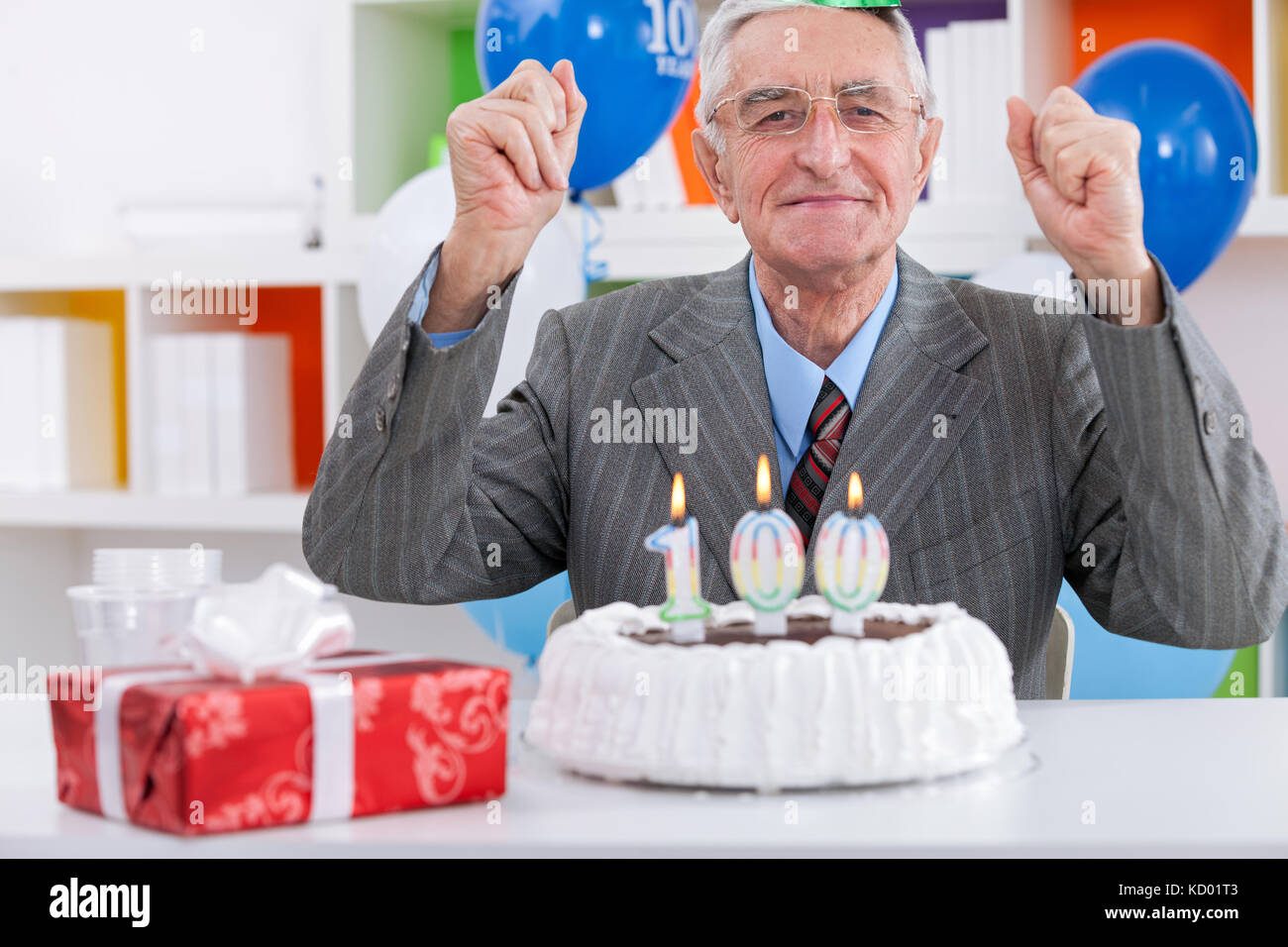 Uomo anziano festeggia il compleanno Foto Stock