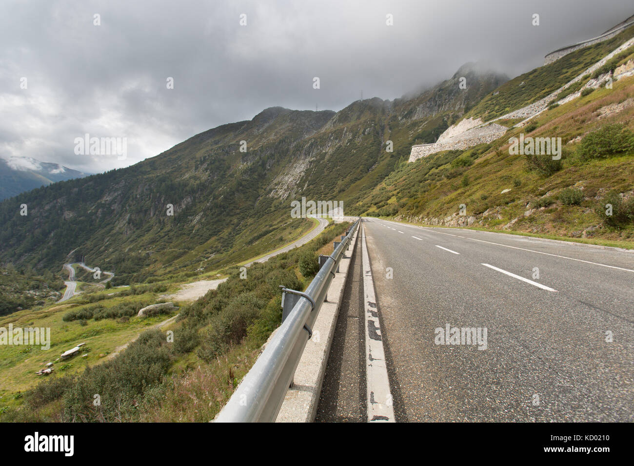 Passo del Grimsel, Svizzera. una vista pittoresca del versante sud del Passo del Grimsel, nei pressi del villaggio di Gletsch. Foto Stock