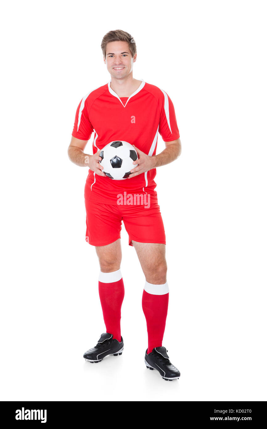 Ritratto di un giocatore di calcio Calcio di contenimento su sfondo bianco Foto Stock