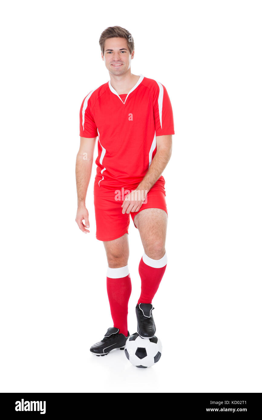 Ritratto di un giocatore di calcio Calcio di contenimento su sfondo bianco Foto Stock