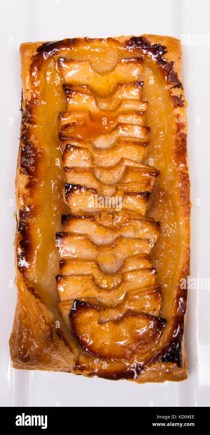 Crostata di mele realizzato in pasta sfoglia con una glassa di albicocche Foto Stock