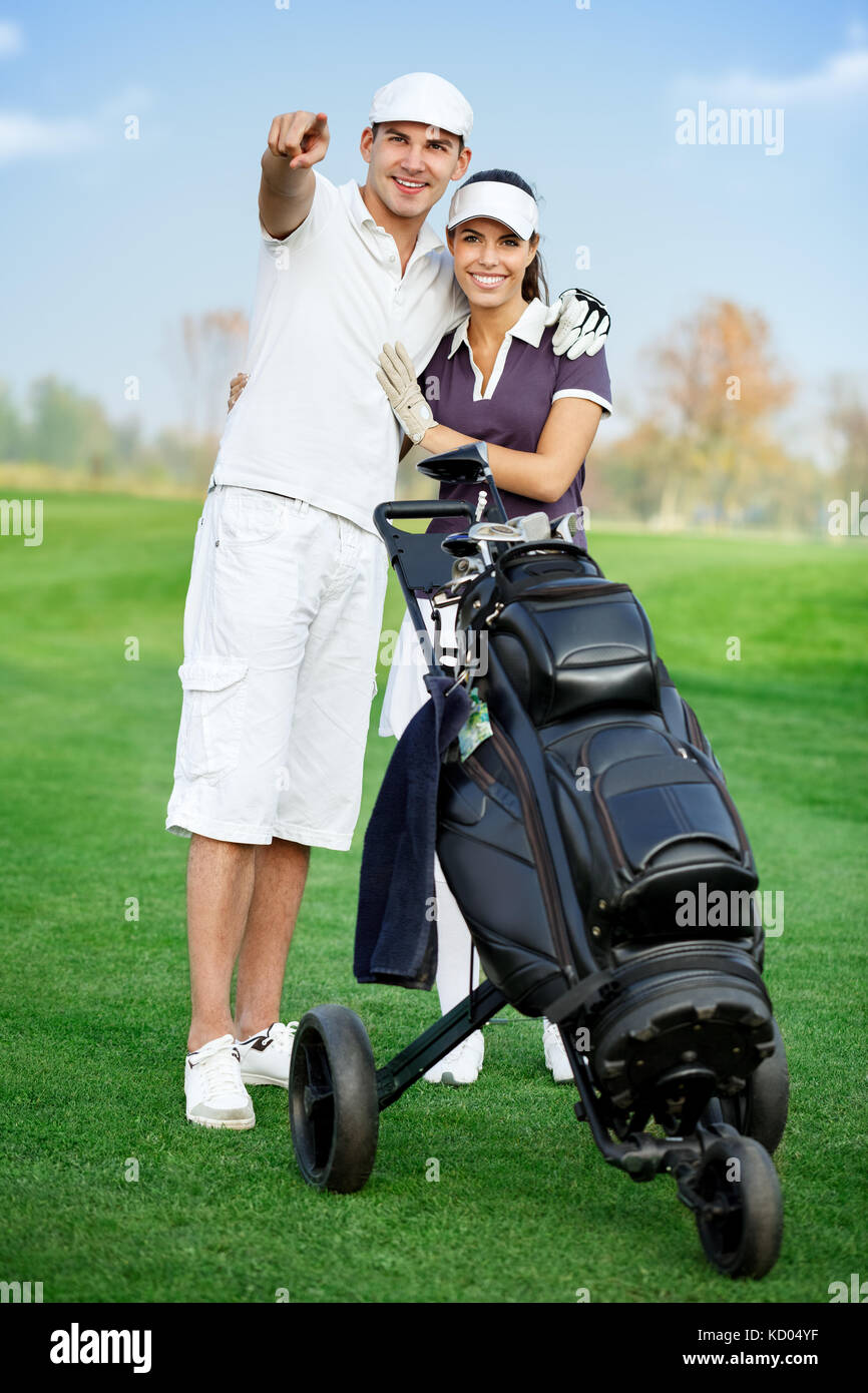 I giovani sportivi giovane giocando a golf, uomo rivolto alla migliore area Foto Stock