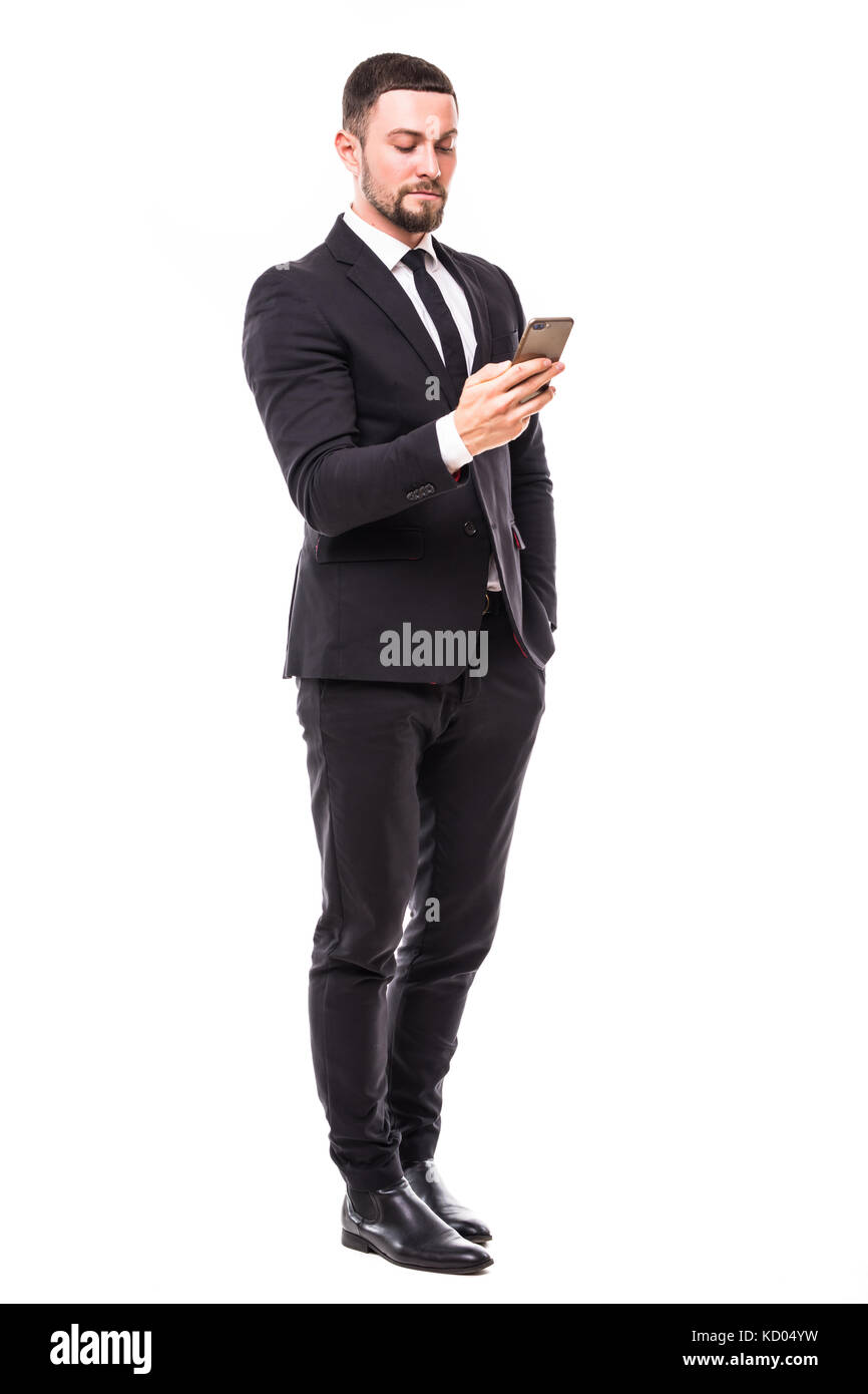 Giovani barbuto business man digitando messaggio sullo smartphone touch screen. Foto Stock