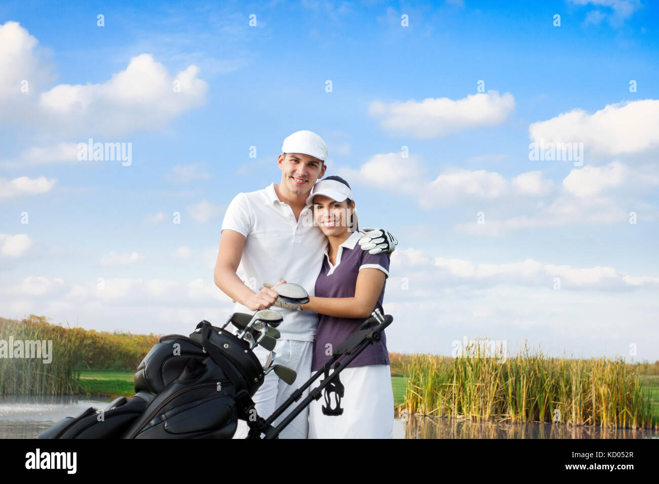 Ritratto di golf giovane con borsa da golf , sorridendo e guardando la fotocamera Foto Stock