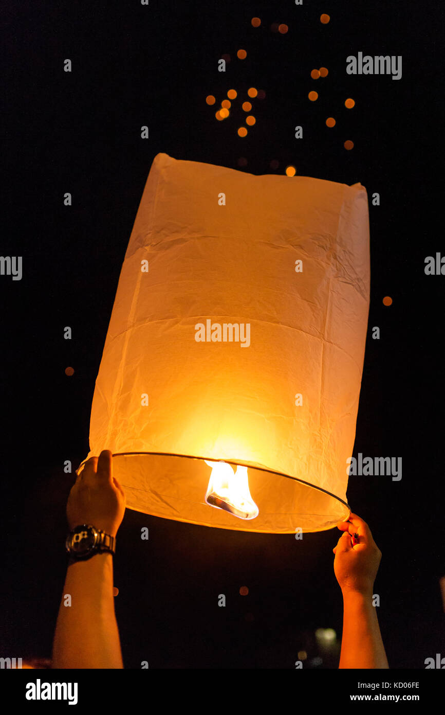 Popolo Thai rilasciare Khom Loi, le lanterne del cielo durante Yi Peng o il Loi krathong festival in Chiang Mai, Thailandia. Foto Stock