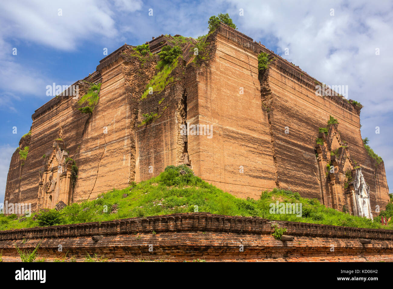 Rovinato mingun pagoda in mingun paya tempio, mandalay myanmar Foto Stock