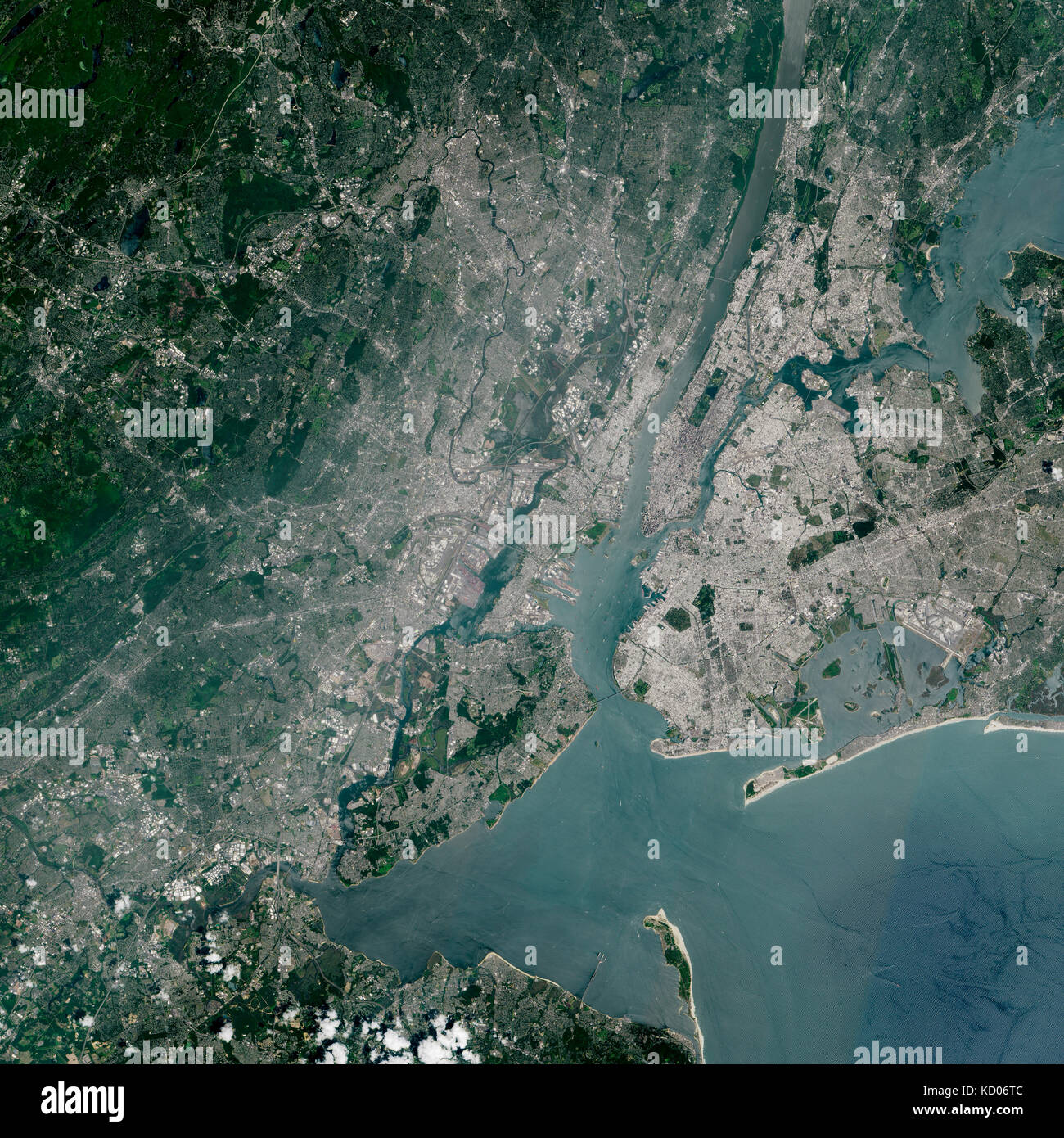 Immagine satellitare di Ellis Island e la Liberty Island nel porto di New York, con la città di Jersey, New Jersey ad ovest e la inferiore raggiunge di Manhatta Foto Stock