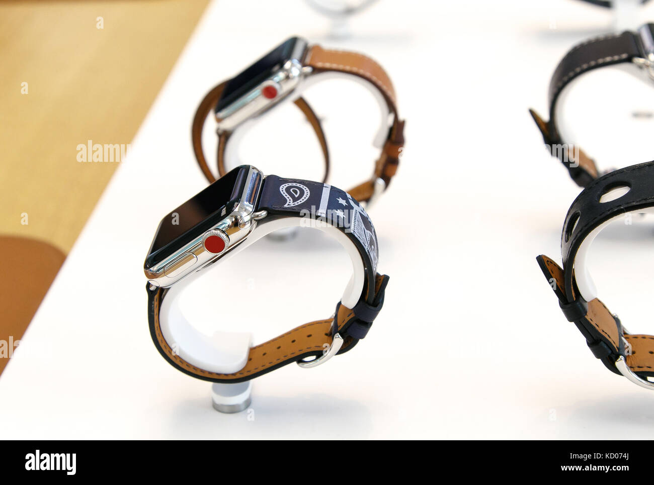 Nuovo Apple guarda il supporto dei dispositivi sul display in Apple store. Foto Stock