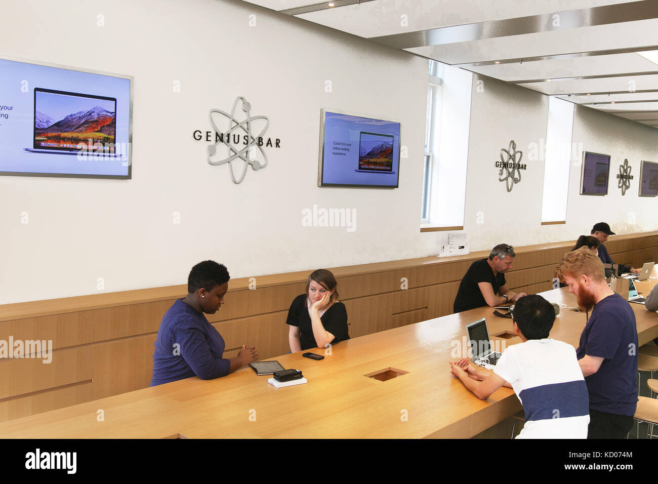 I clienti Apple sono ricevere assistenza presso il Genius bar sezione di un Apple store. Foto Stock