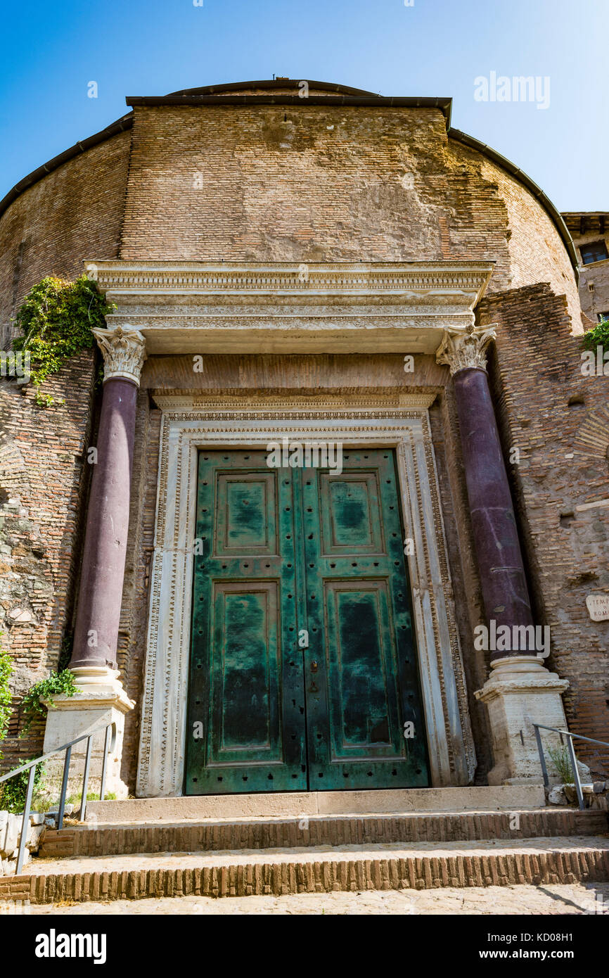 Tempio di Romolo porta nel foro romano, Roma, Italia. E' intatto perché era stato trasformato in ingresso alla chiesa dei santi cosma e damiano. Foto Stock