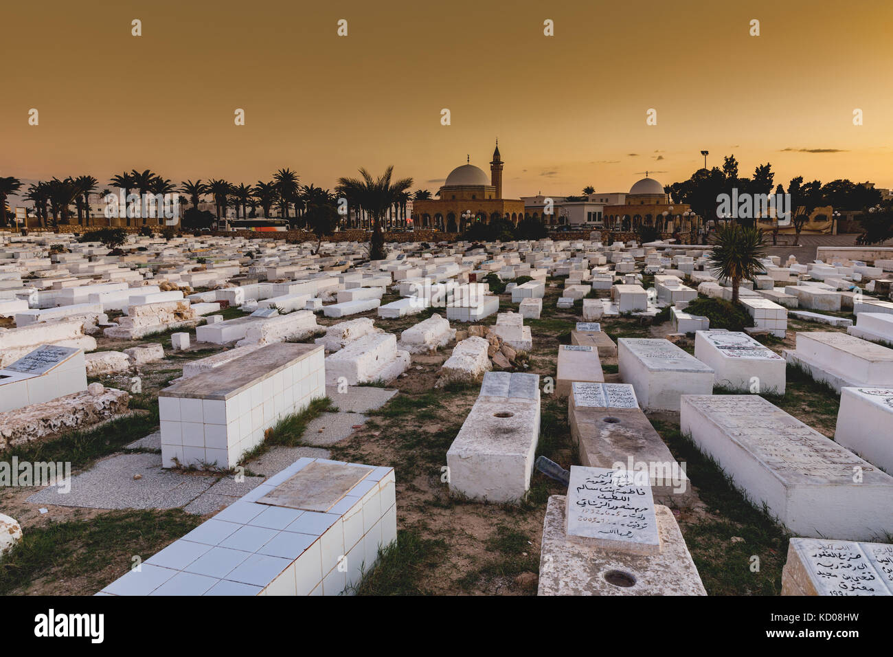 Cimitero arabo accanto al ribat a Monastir presso la sera, Tunisia Foto Stock
