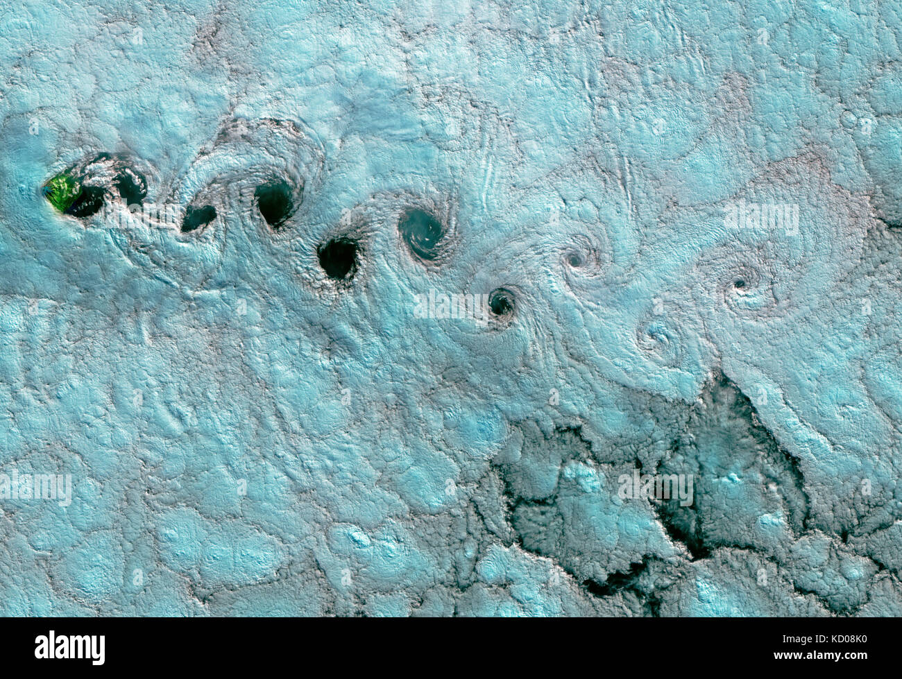 Immagine satellitare della spirale in i modelli cloud nel cielo sul lato sottovento di Tristan da Cunha. Questi cosiddetti "von Kármán vortici" sul lato sottovento di Foto Stock