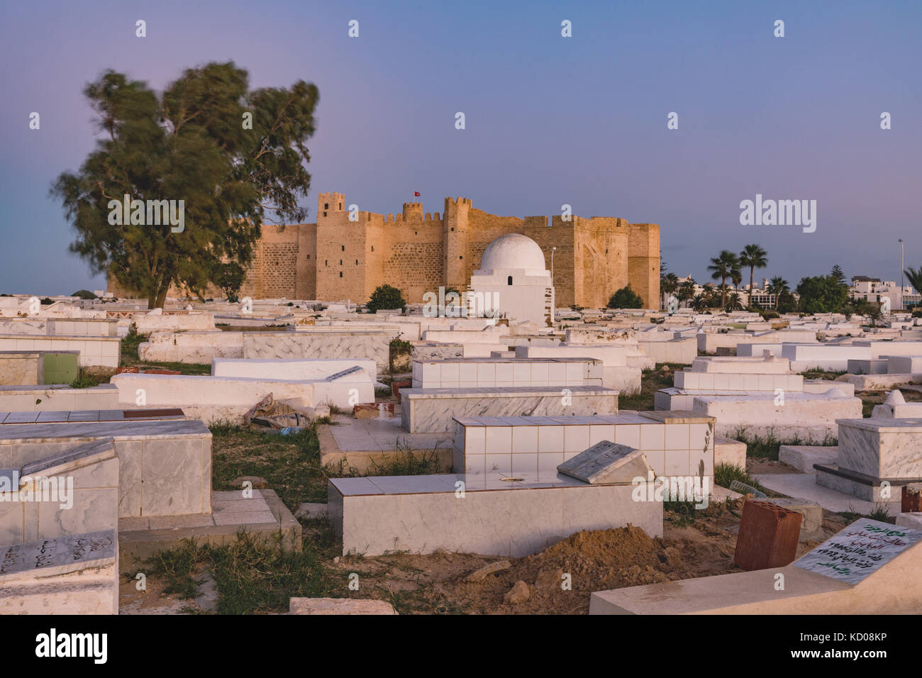 Cimitero arabo accanto al ribat a Monastir presso la sera, Tunisia Foto Stock
