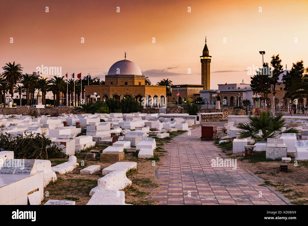 Cimitero arabo accanto al ribat a Monastir presso la sera, Tunisia. bourgiba mausoleo a Monastir, Tunisia Foto Stock