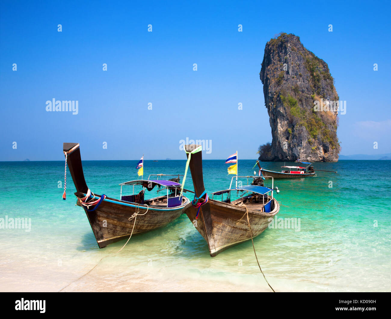 Longtail barche, Ko Poda Island, provincia di Krabi, Thailandia Foto Stock