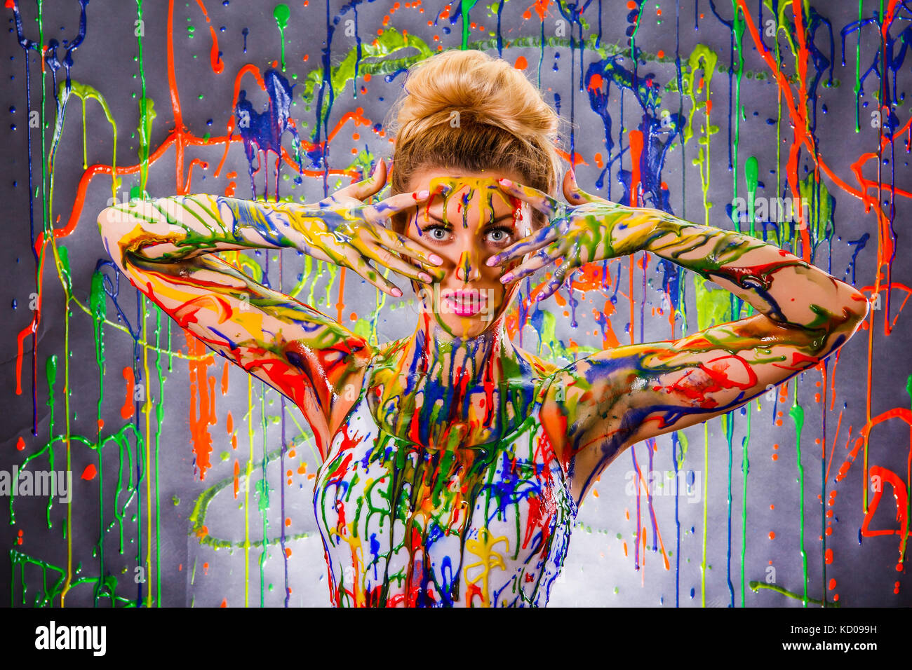 Bella giovane donna coperta con pitture multicolori Foto Stock
