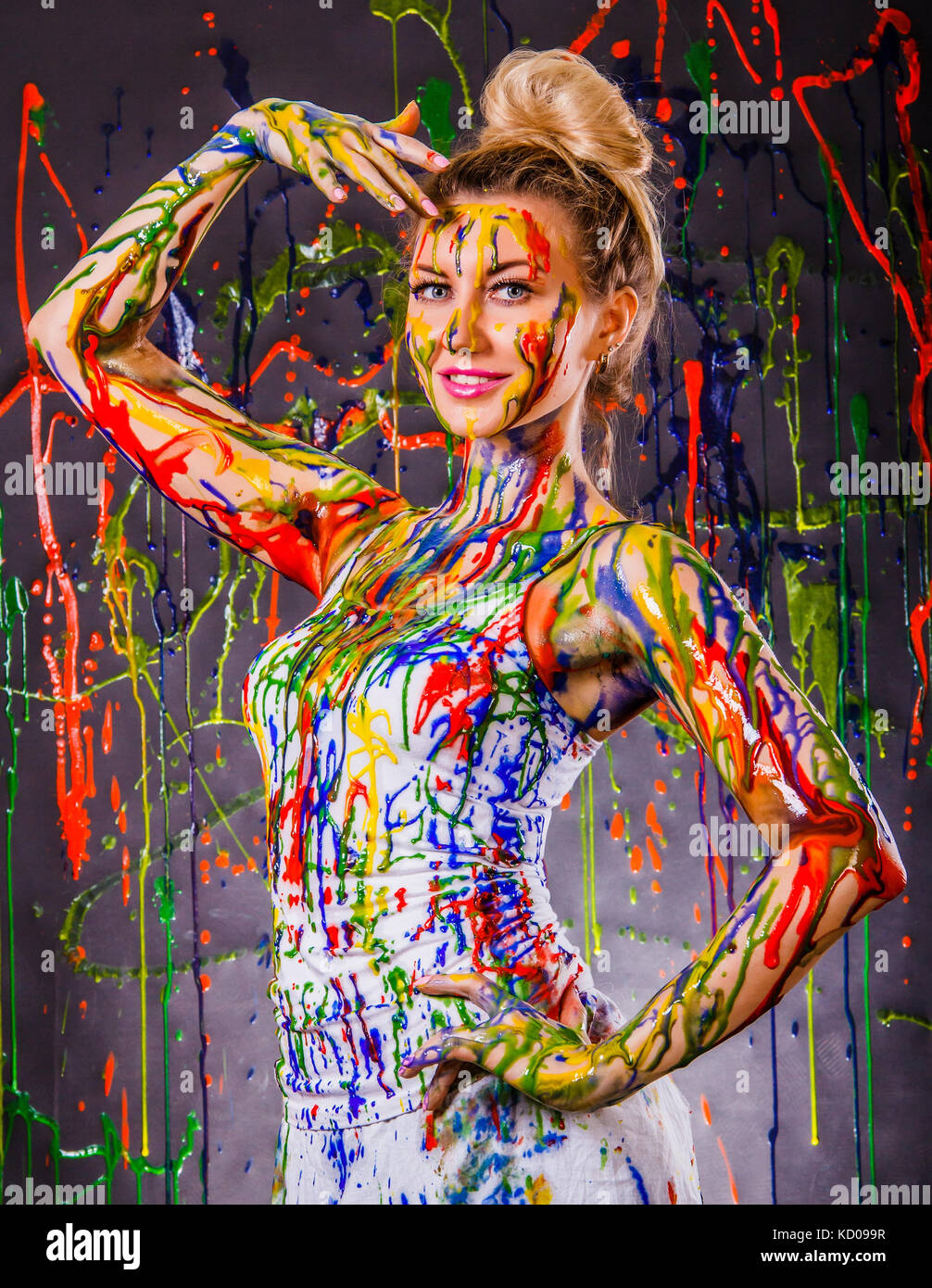 Bella giovane donna ricoperta di pitture multicolori Foto Stock