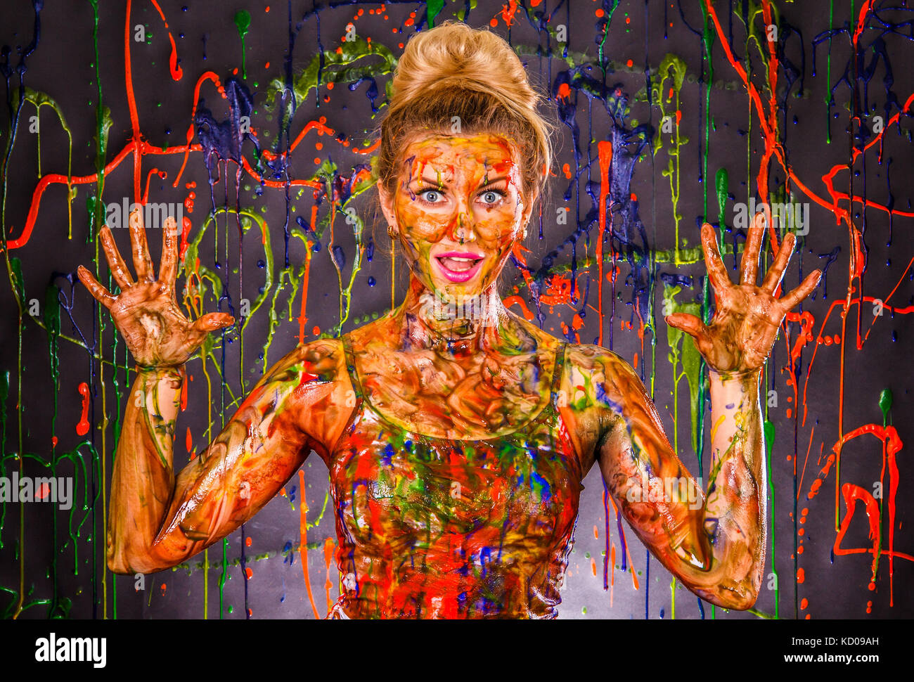 Bella giovane donna coperta con pitture multicolori Foto Stock