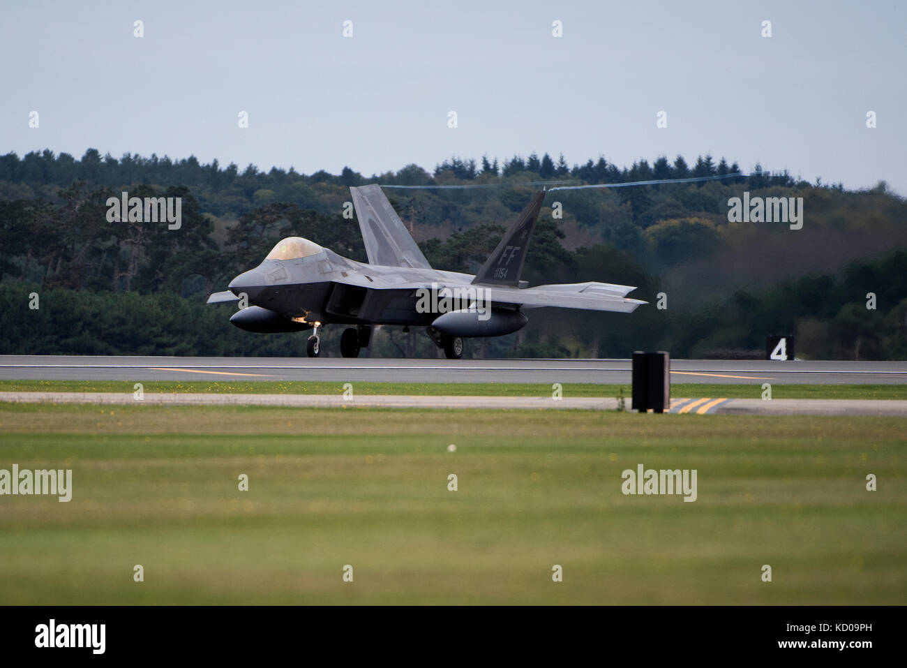 Un F-22 Raptor dal 1° Fighter Wing, Base comune Langley-Eustis, Virginia arriva al Royal Air Force Lakenheath, Inghilterra Ott 8, 2017. Foto Stock