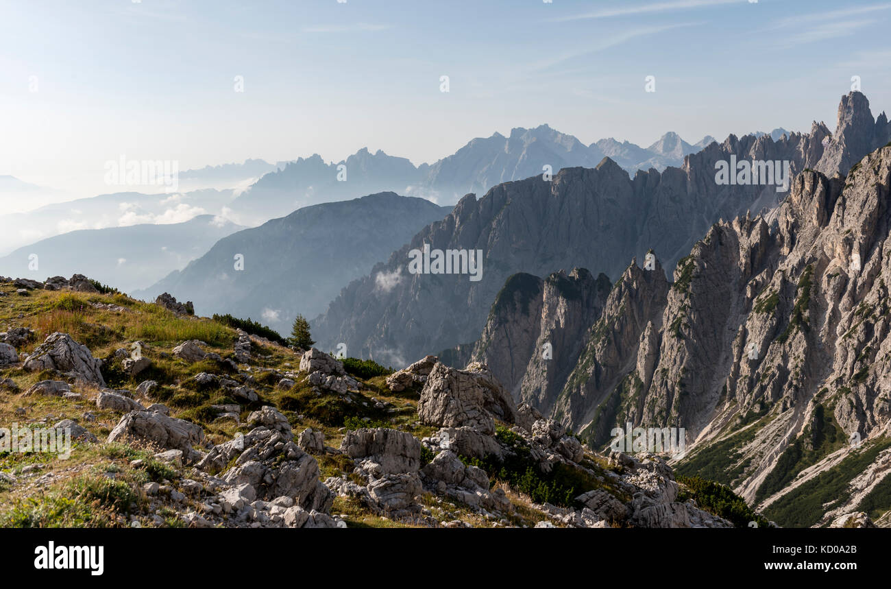 Vista nella valle dal sentiero escursionistico per le Tre Cime di Lavaredo, Dolomiti di Sesto, alto adige, trentino-alto adige, alto-adige Foto Stock