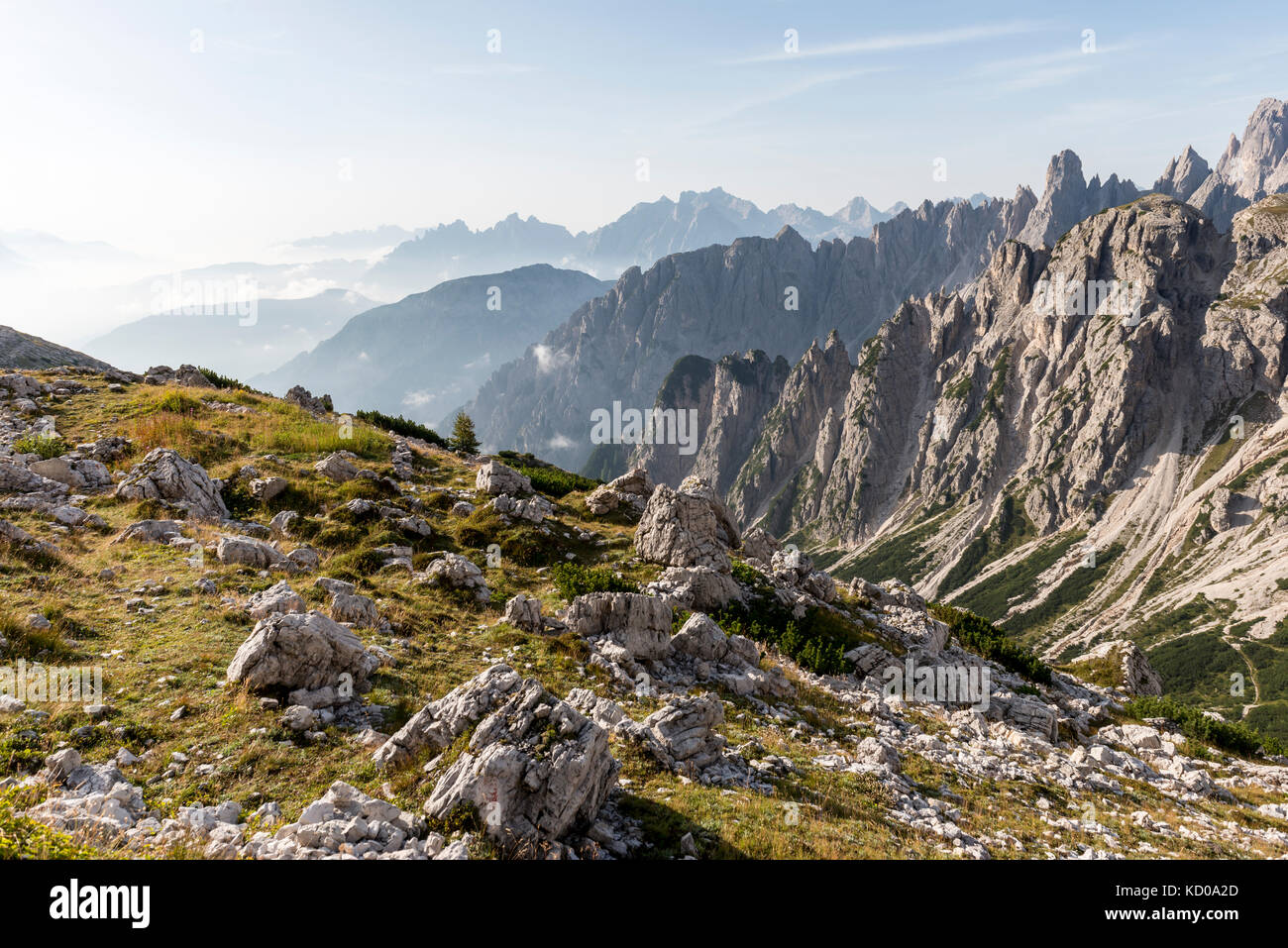 Vista nella valle dal sentiero escursionistico per le Tre Cime di Lavaredo, Dolomiti di Sesto, alto adige, trentino-alto adige, alto-adige Foto Stock