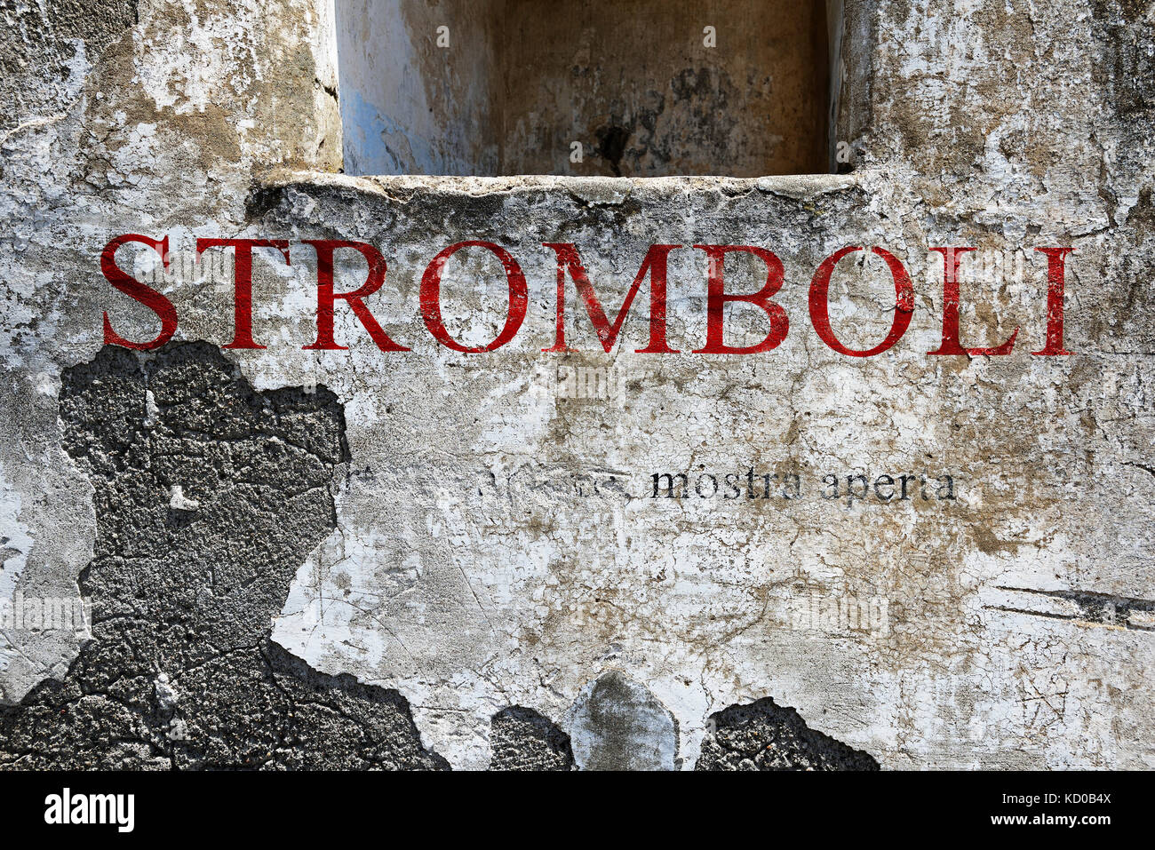 Scritta Stromboli sulla vecchia façade, Stromboli, Lipari, Italia Foto Stock