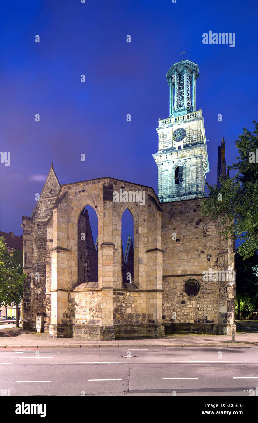 La rovina dell'Aegidienkirche Memorial della II guerra mondiale, Vista notte, Hannover, Bassa Sassonia, Germania Foto Stock