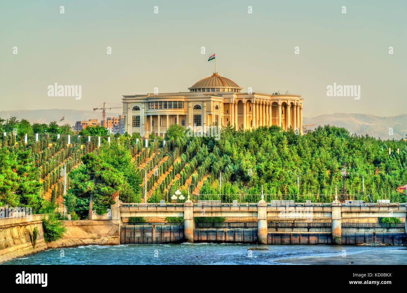 Vista di dushanbe con il palazzo presidenziale e il fiume varzob Tagikistan, in Asia centrale Foto Stock
