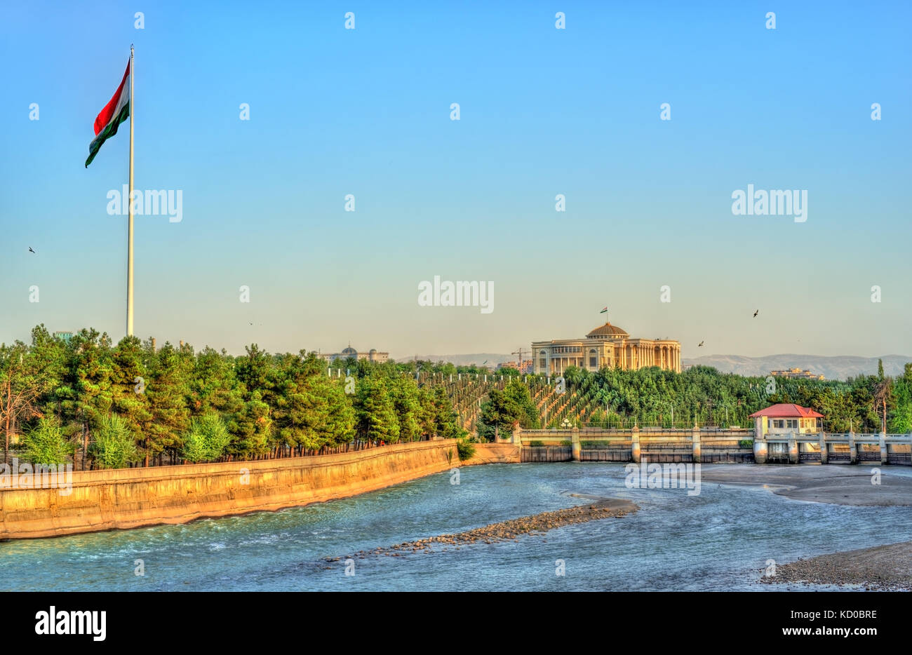 Vista di dushanbe con il fiume varzob e il pennone. Il Tagikistan, l'asia centrale Foto Stock