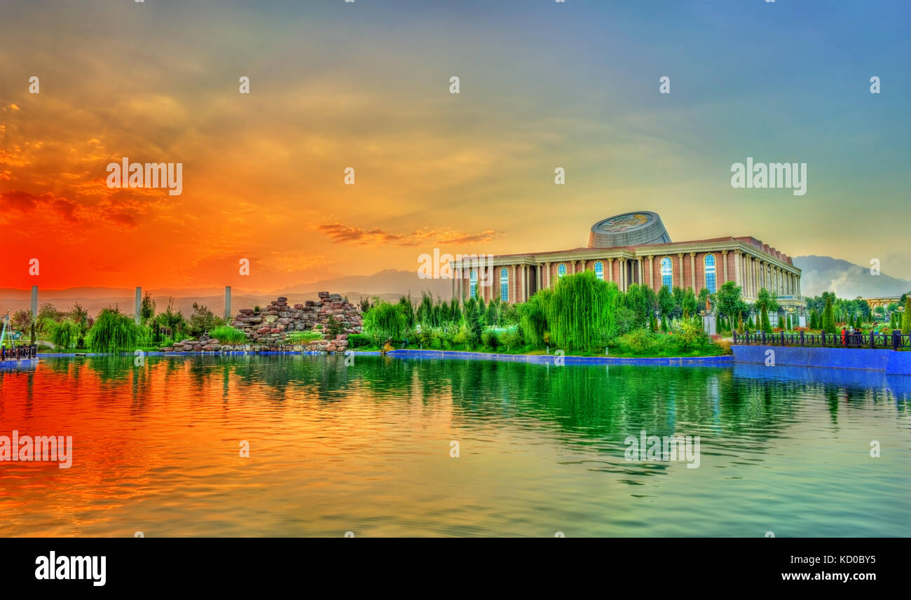 Lago artificiale presso pennone park a Dushanbe, Tagikistan Foto Stock