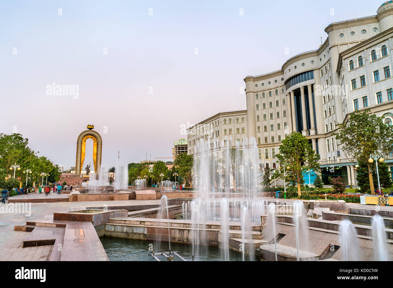 Fontana e la biblioteca nazionale a Dushanbe, la capitale del Tagikistan Foto Stock