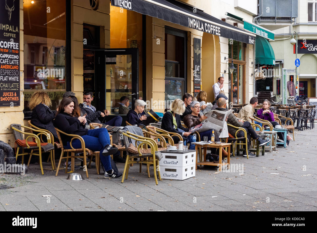 Persone che siedono fuori dalla caffetteria sulla Maassenstrasse a Schöneberg, Berlino, Germania Foto Stock