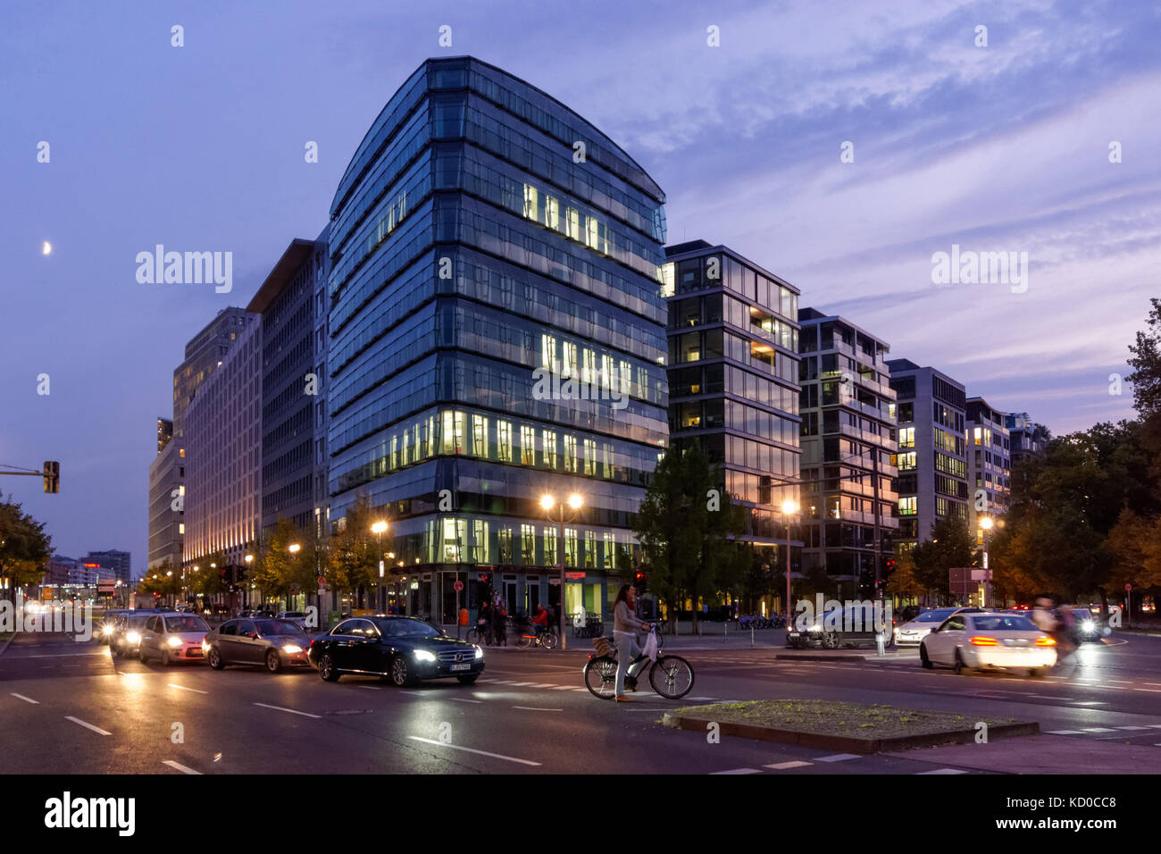 Moderni edifici commerciali su Ebertstraße in Berlino, Germania Foto Stock