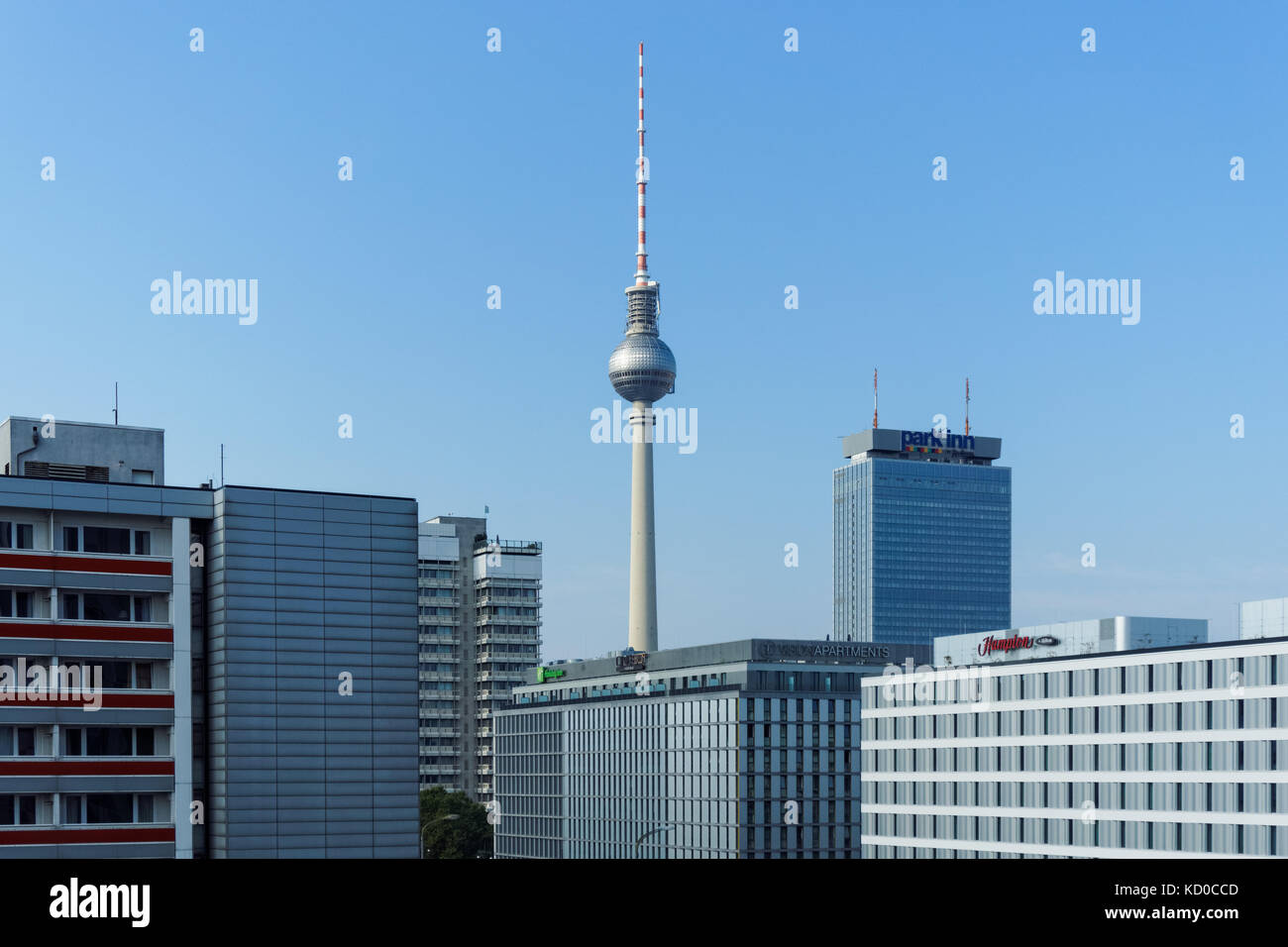 Torre della televisione ed edifici circostanti a Berlino, Germania Foto Stock