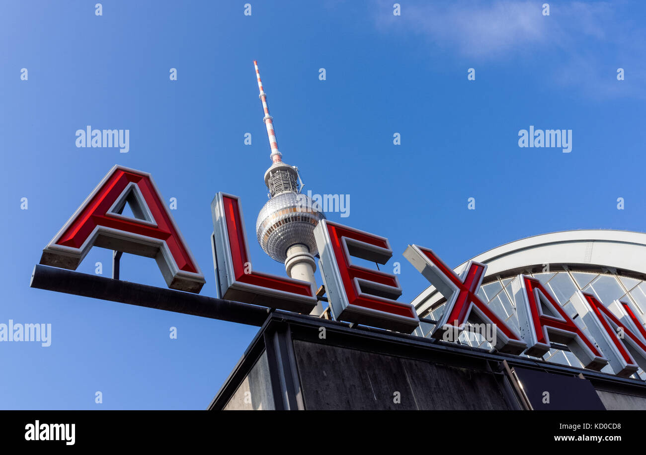Stazione di Alexanderplatz e la torre della televisione di Berlino, Germania Foto Stock