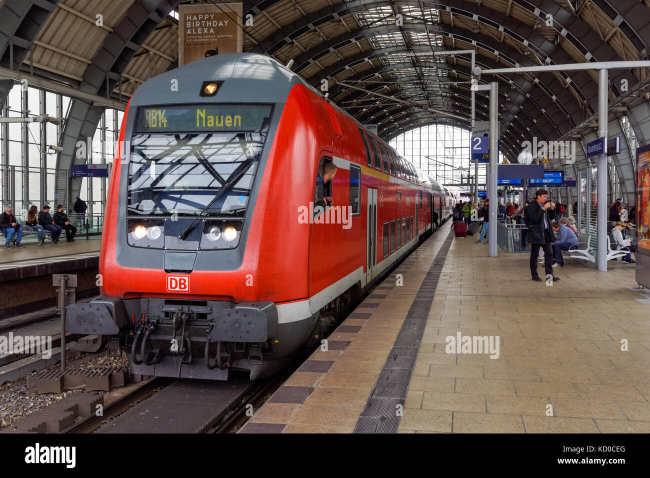 S-Bahn treno alla stazione di Alexanderplatz di Berlino, Germania Foto Stock