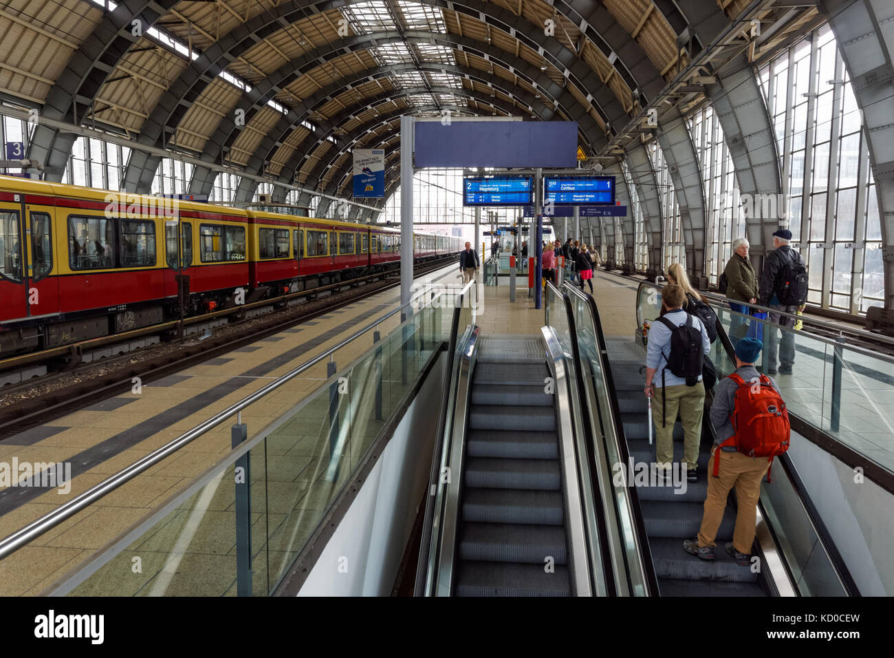 I passeggeri sulla piattaforma alla stazione di Alexanderplatz di Berlino, Germania Foto Stock