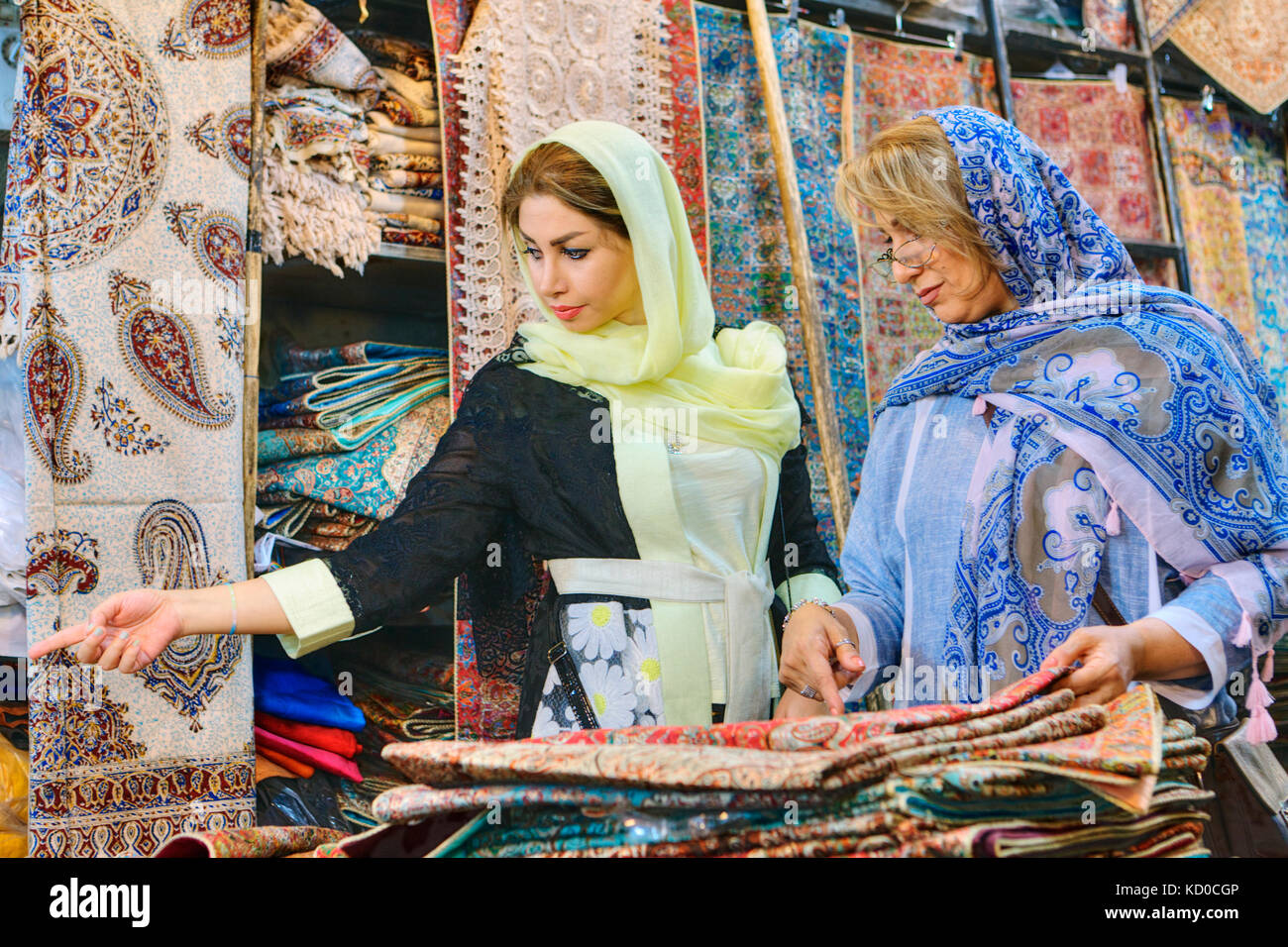 Far provincia, Shiraz, Iran - 19 aprile, 2017: due di moda le donne  iraniane, giovane e maturo, vestito in luminose colorate sciarpe di testa,  scegli l'ITE Foto stock - Alamy