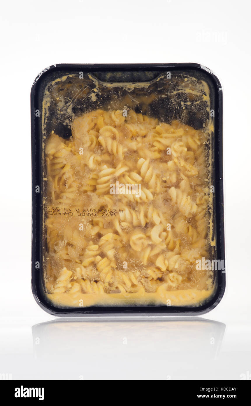 Vassoio di non cotti preparati Mac n Formaggio con pasta rotini su sfondo bianco, tagliate Foto Stock