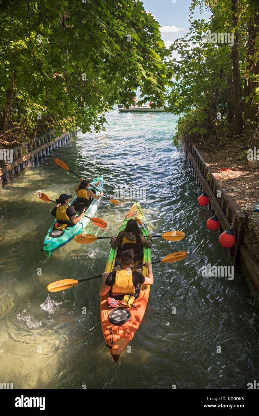 Windsor, ontario canada - kayakers su peche Island, isola city park nel fiume Detroit. Foto Stock