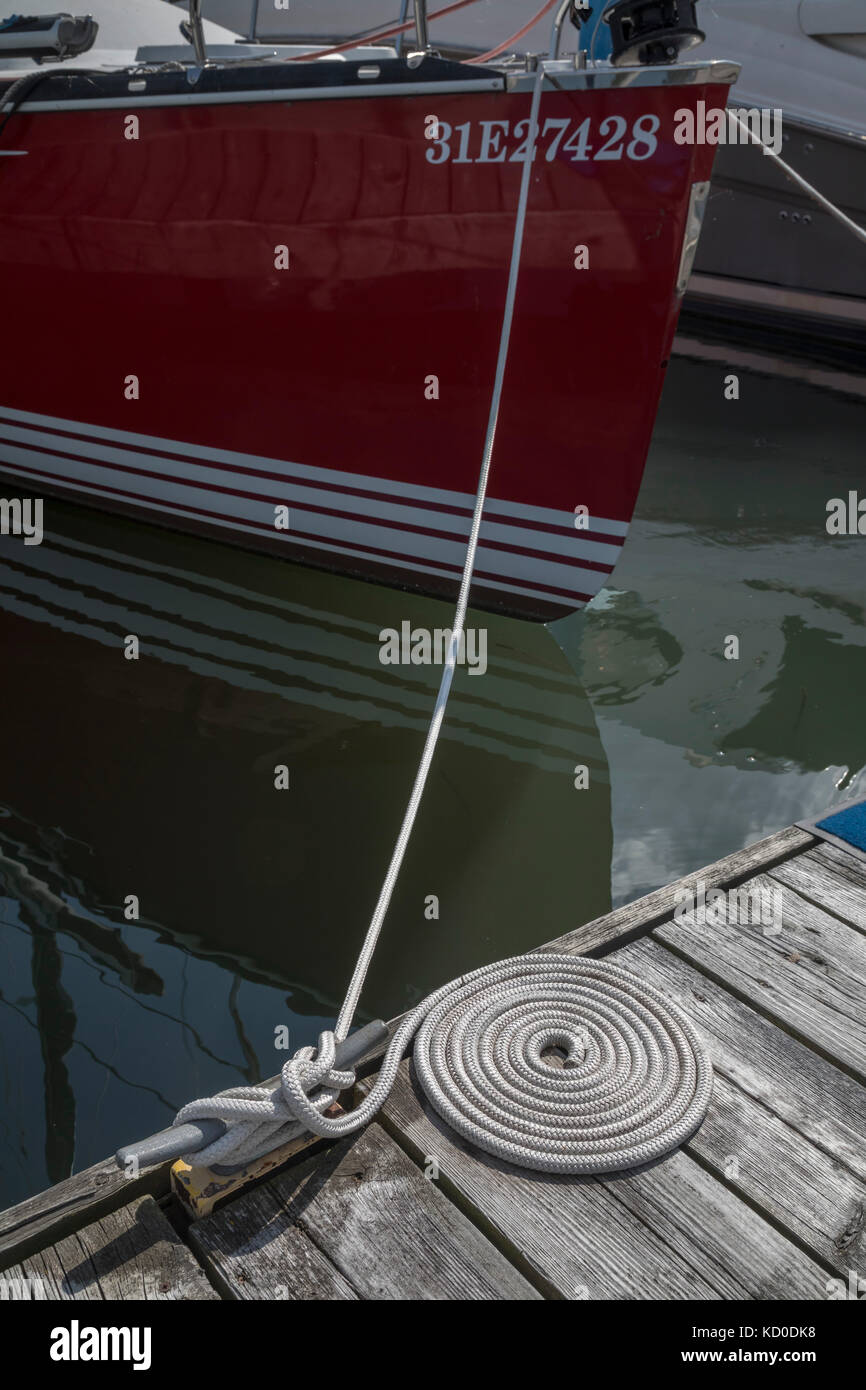 Windsor, Ontario Canada - la linea a spirale di una barca a vela ormeggiata al Lakeview Park Marina sul fiume Detroit. Foto Stock