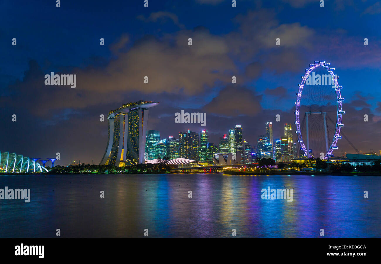 Il marina bay skyline notturno, Singapore, Sud-est asiatico Foto Stock