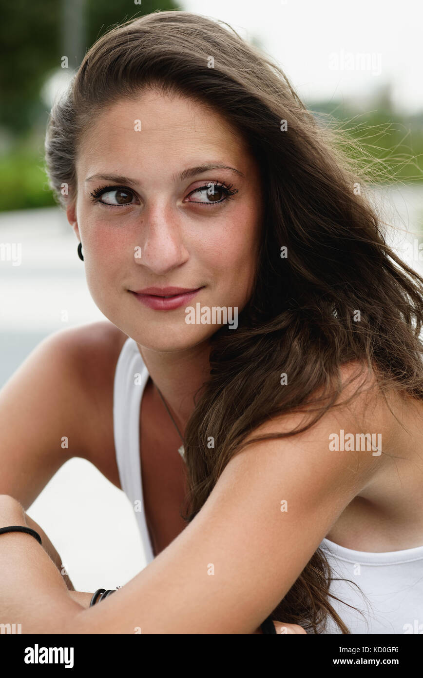 Ritratto di giovane donna, all'aperto, sorridente Foto Stock
