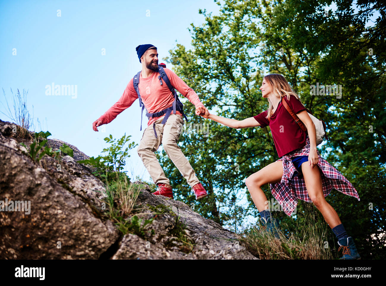 Escursionismo coppia sulle rocce, Cracovia, malopolskie, Polonia, europa Foto Stock